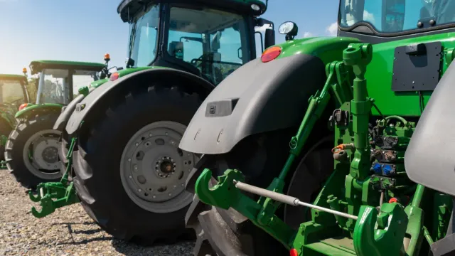 Macchina agricola al lavoro in campo