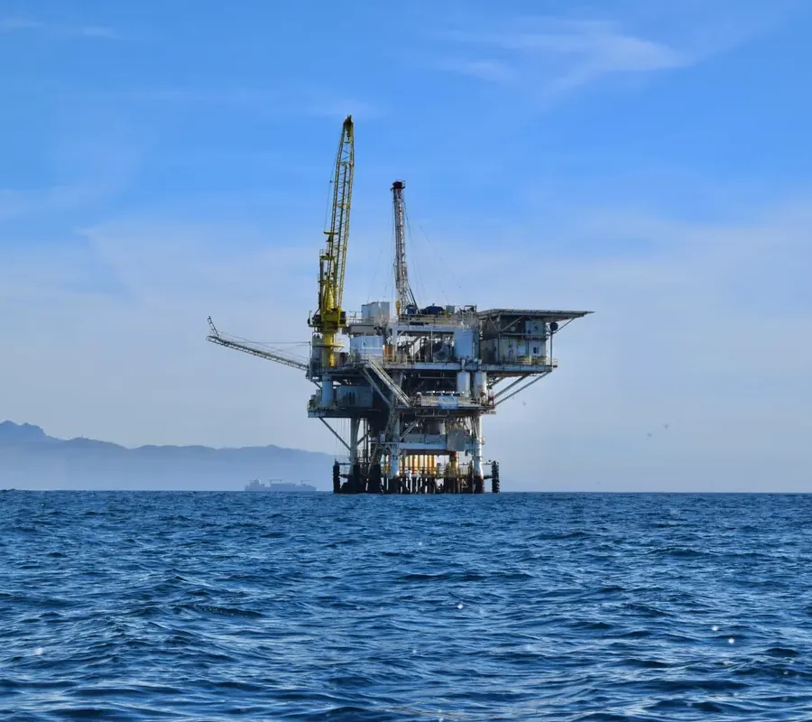Marine and offshore vessel operating in open water