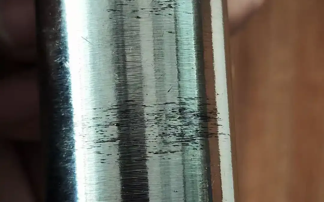 Danno superficiale durante la produzione di una testa a snodo in acciaio inossidabile