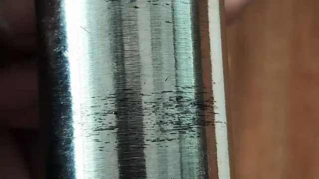 Danno superficiale durante la produzione di una testa a snodo in acciaio inossidabile